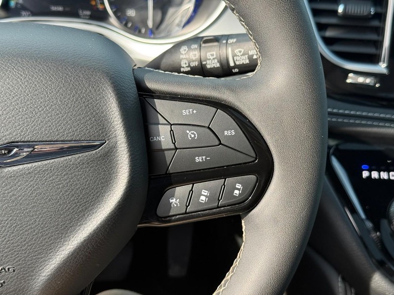 Chrysler Pacifica Vehicle Image 25