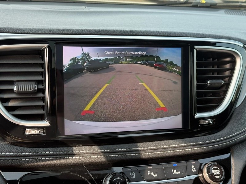 Chrysler Pacifica Vehicle Image 28