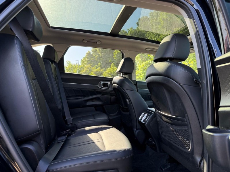 Kia Sorento Vehicle Image 12