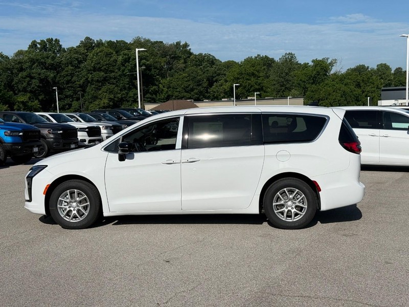Chrysler Pacifica Vehicle Full-screen Gallery Image 2