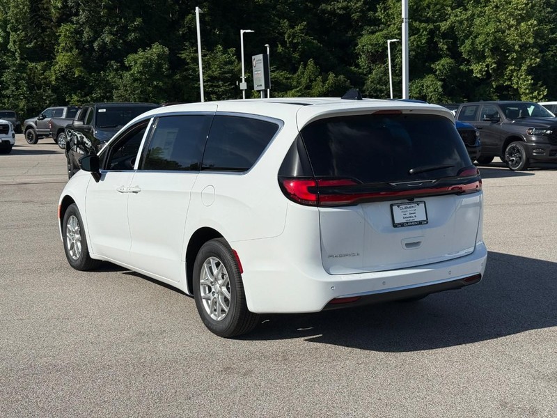 Chrysler Pacifica Vehicle Full-screen Gallery Image 3