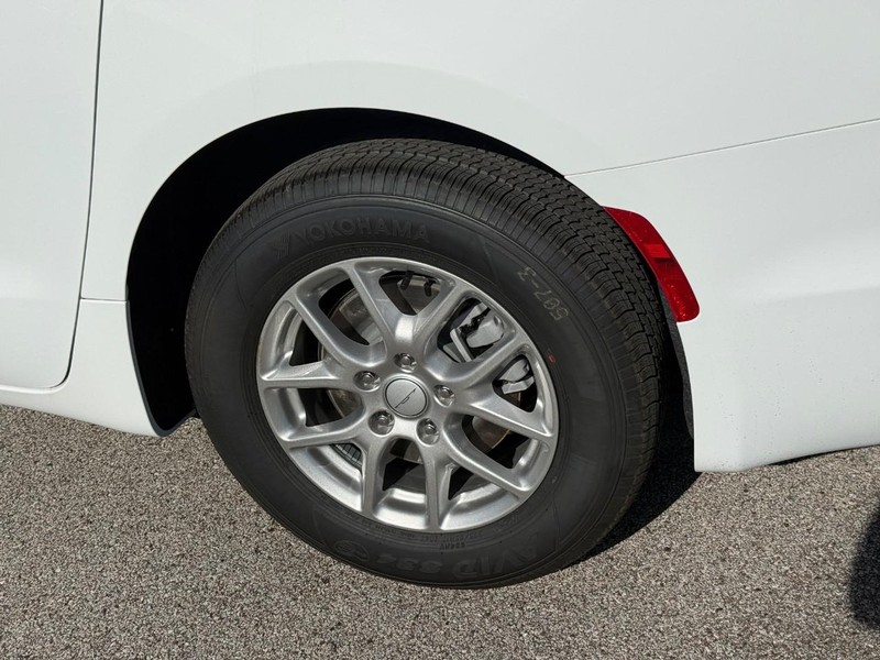 Chrysler Pacifica Vehicle Full-screen Gallery Image 4