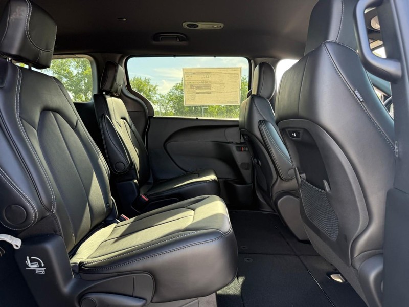 Chrysler Pacifica Vehicle Full-screen Gallery Image 5