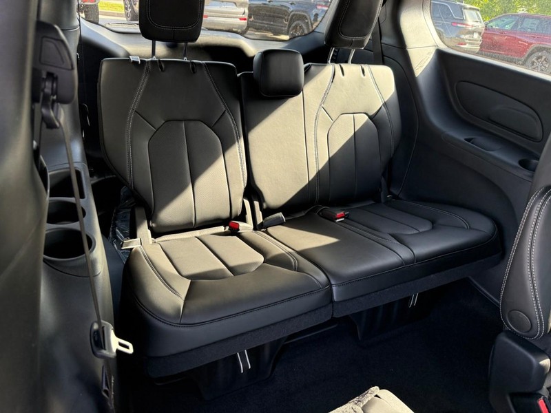 Chrysler Pacifica Vehicle Full-screen Gallery Image 6