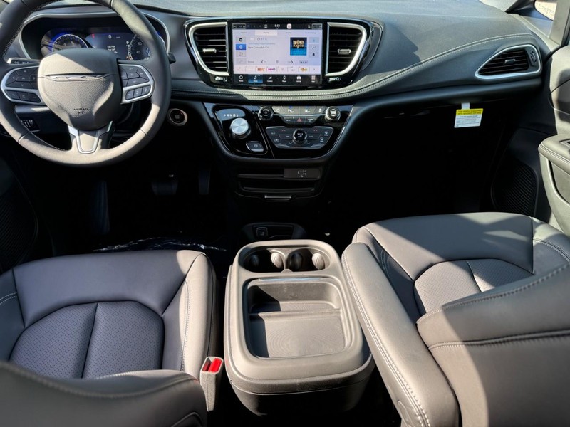 Chrysler Pacifica Vehicle Full-screen Gallery Image 7