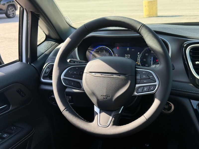 Chrysler Pacifica Vehicle Full-screen Gallery Image 8