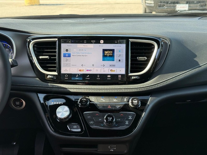 Chrysler Pacifica Vehicle Full-screen Gallery Image 9