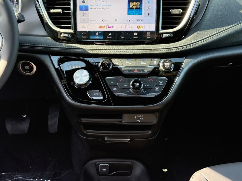 Chrysler Pacifica Vehicle Full-screen Gallery Image 10