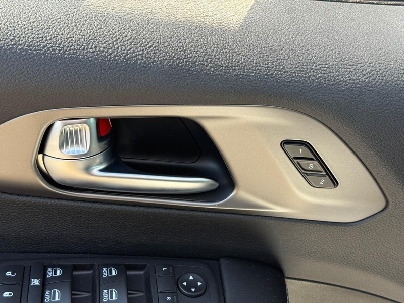Chrysler Pacifica Vehicle Full-screen Gallery Image 11