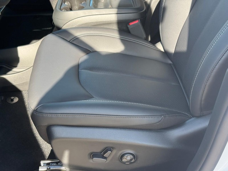 Chrysler Pacifica Vehicle Full-screen Gallery Image 12