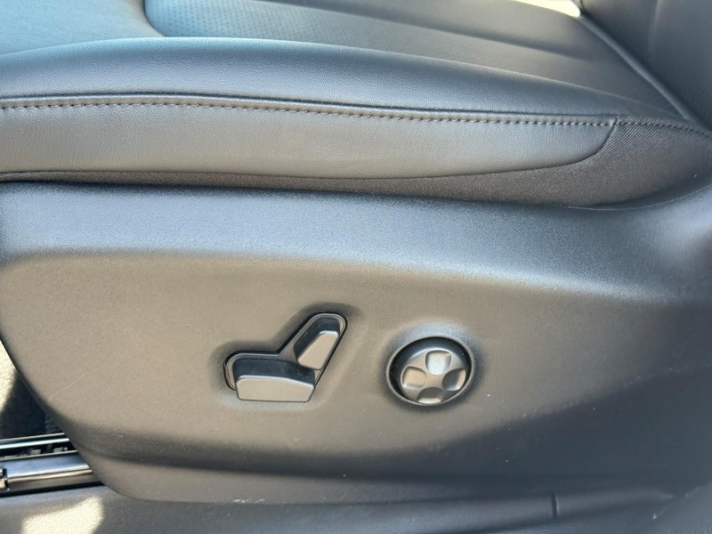 Chrysler Pacifica Vehicle Full-screen Gallery Image 13