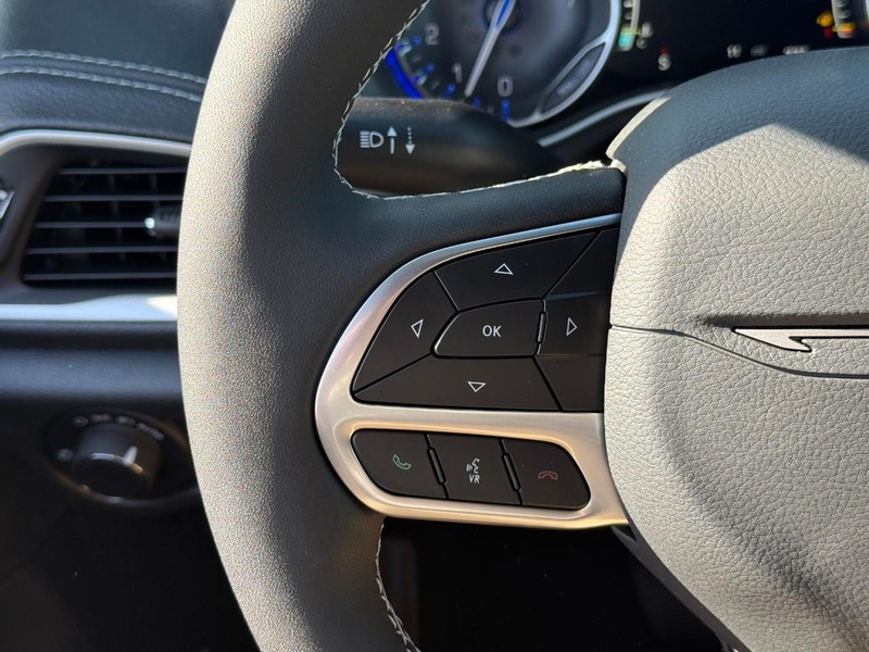 Chrysler Pacifica Vehicle Full-screen Gallery Image 14