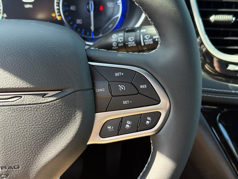 Chrysler Pacifica Vehicle Full-screen Gallery Image 15