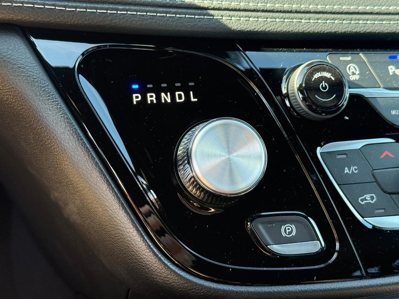 Chrysler Pacifica Vehicle Full-screen Gallery Image 16