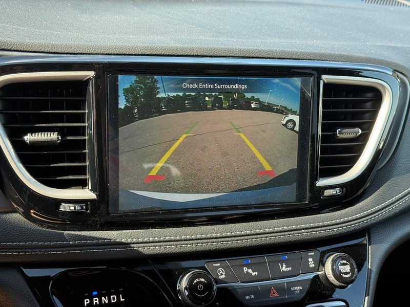 Chrysler Pacifica Vehicle Full-screen Gallery Image 17