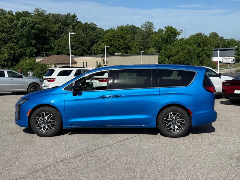 Chrysler Pacifica Vehicle Full-screen Gallery Image 2