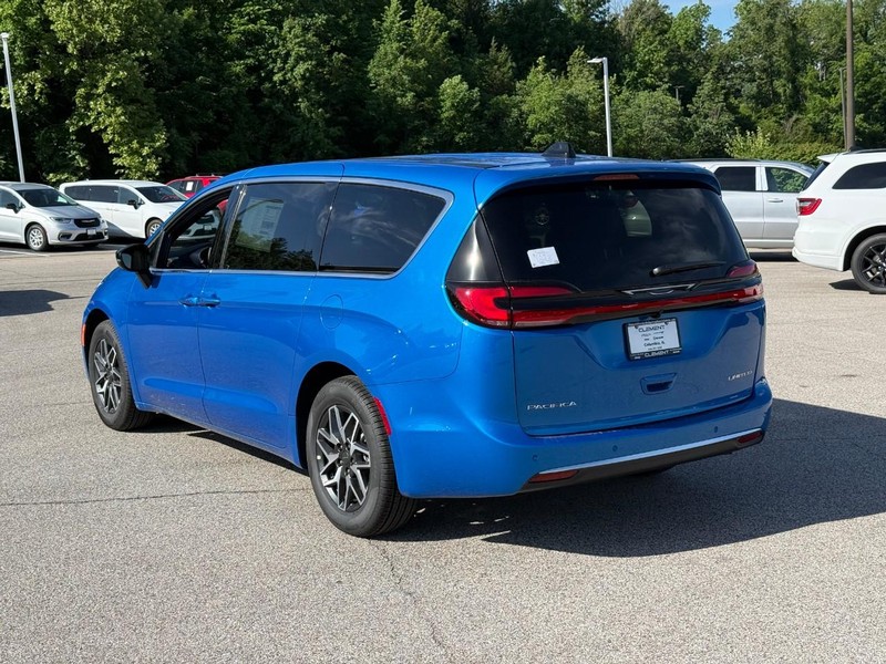 Chrysler Pacifica Vehicle Full-screen Gallery Image 3