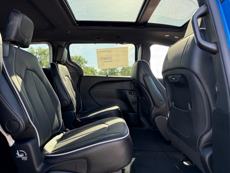 Chrysler Pacifica Vehicle Full-screen Gallery Image 6