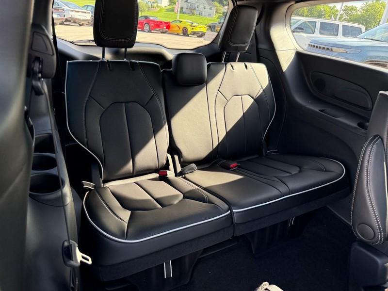 Chrysler Pacifica Vehicle Full-screen Gallery Image 7