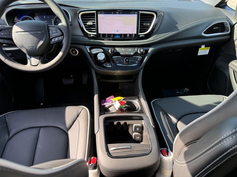 Chrysler Pacifica Vehicle Full-screen Gallery Image 8