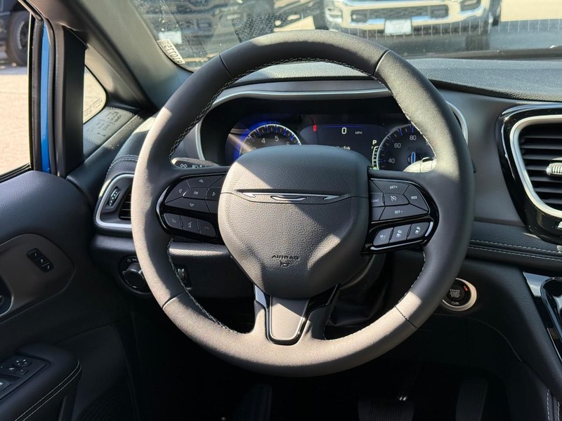 Chrysler Pacifica Vehicle Full-screen Gallery Image 9