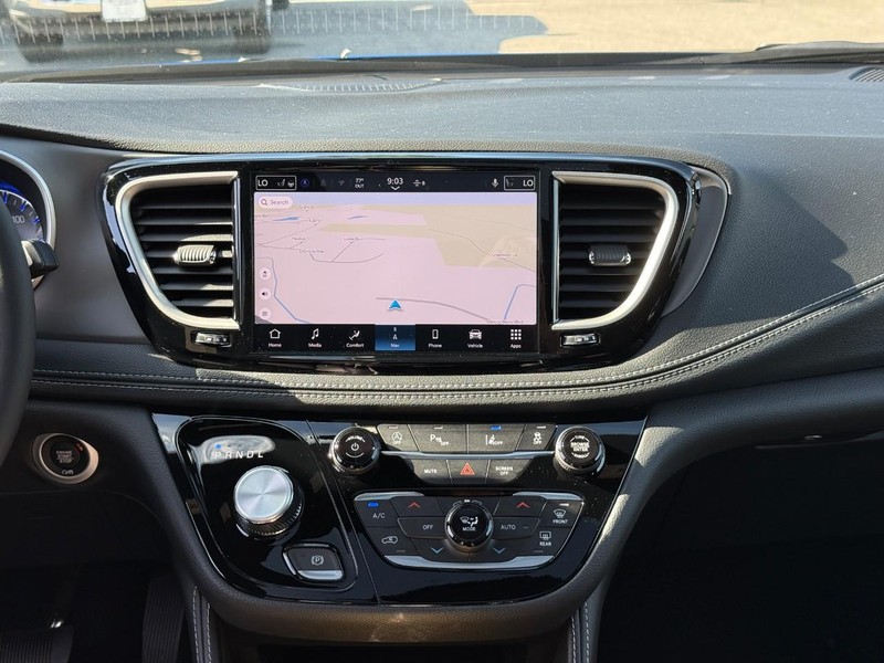 Chrysler Pacifica Vehicle Full-screen Gallery Image 10