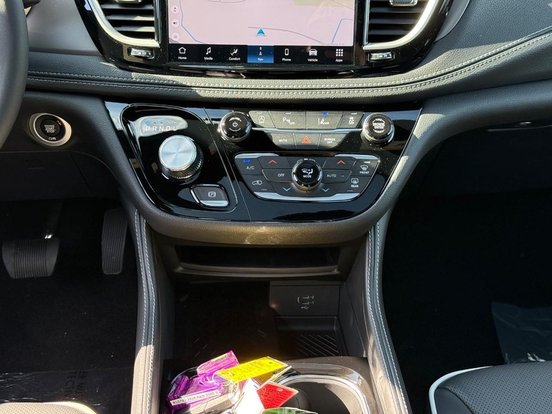 Chrysler Pacifica Vehicle Full-screen Gallery Image 11