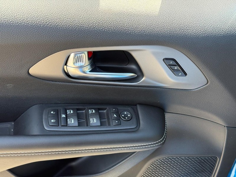 Chrysler Pacifica Vehicle Full-screen Gallery Image 12