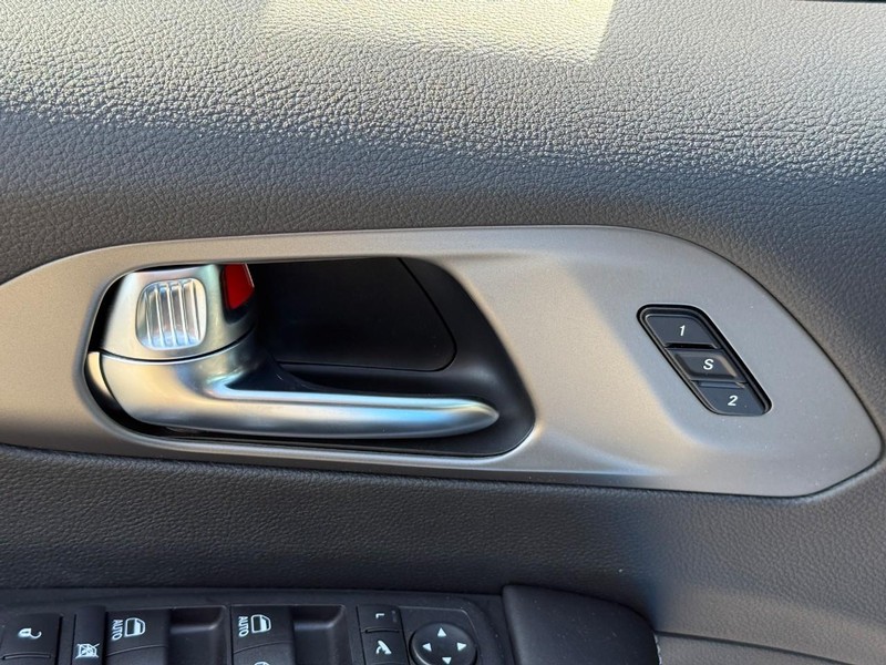 Chrysler Pacifica Vehicle Full-screen Gallery Image 13