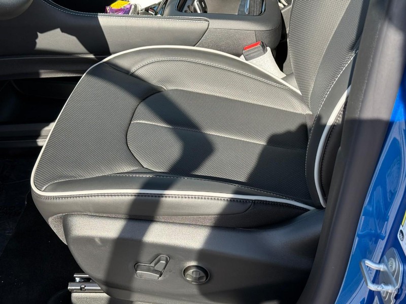 Chrysler Pacifica Vehicle Full-screen Gallery Image 14