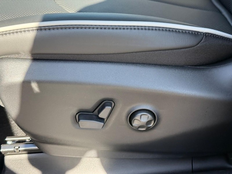 Chrysler Pacifica Vehicle Full-screen Gallery Image 15