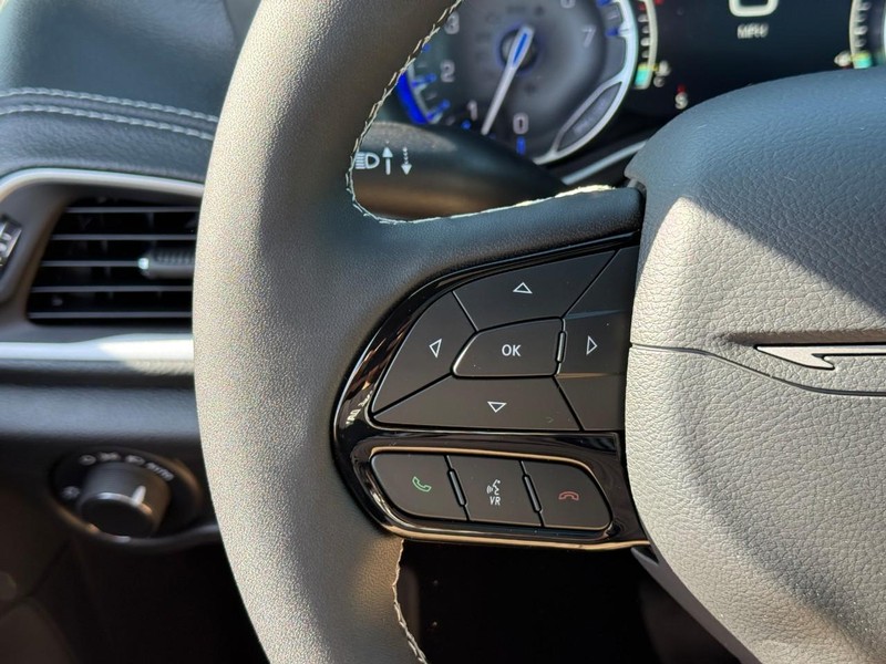 Chrysler Pacifica Vehicle Full-screen Gallery Image 16