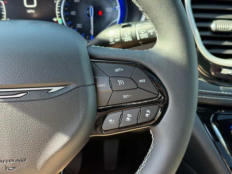 Chrysler Pacifica Vehicle Full-screen Gallery Image 17