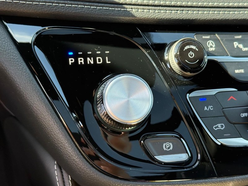 Chrysler Pacifica Vehicle Full-screen Gallery Image 18