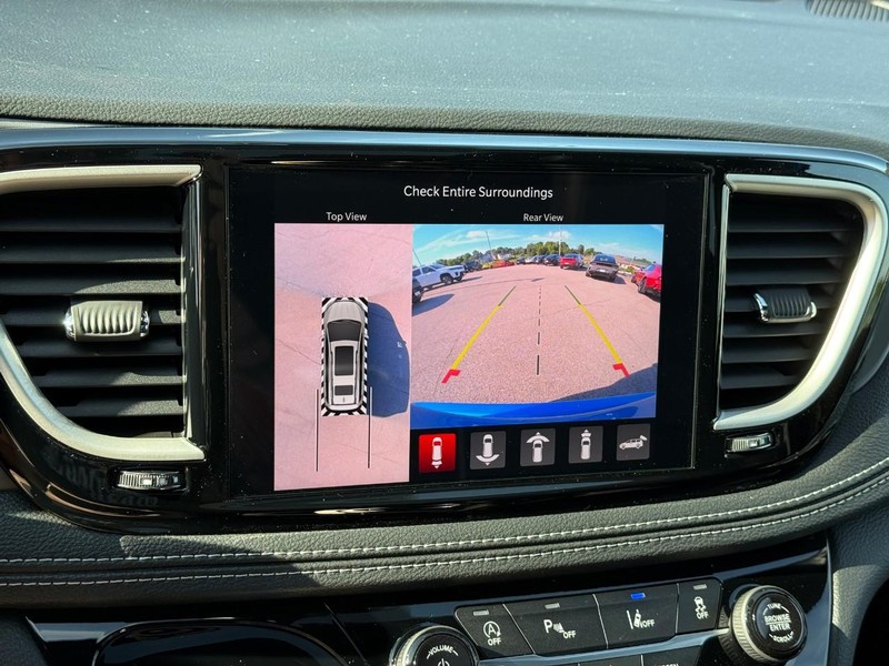 Chrysler Pacifica Vehicle Full-screen Gallery Image 19