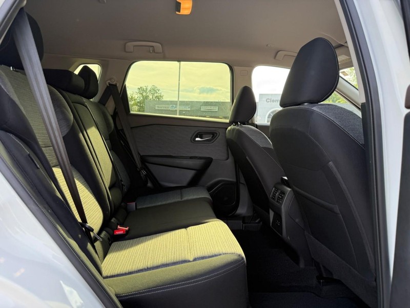 Nissan Rogue Vehicle Image 14