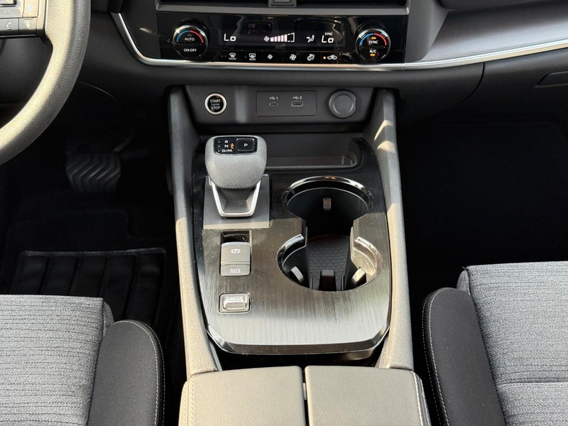 Nissan Rogue Vehicle Image 19