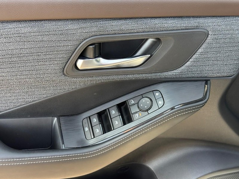 Nissan Rogue Vehicle Image 20