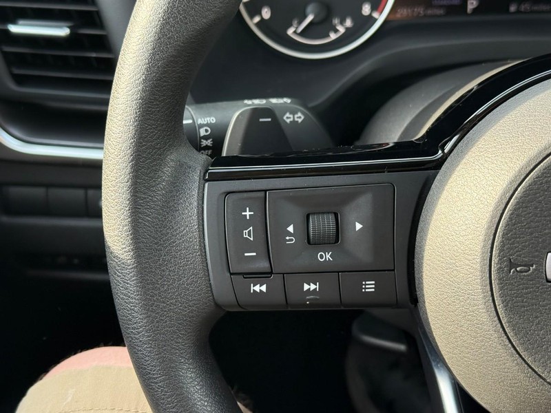 Nissan Rogue Vehicle Image 24