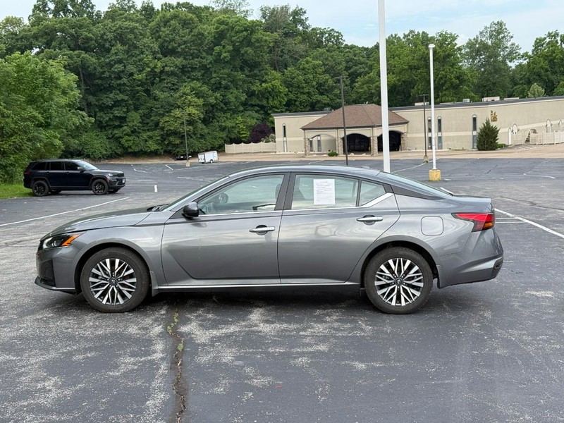 Nissan Altima Vehicle Image 03