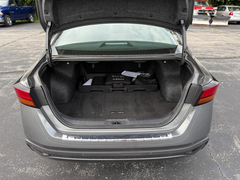 Nissan Altima Vehicle Image 08