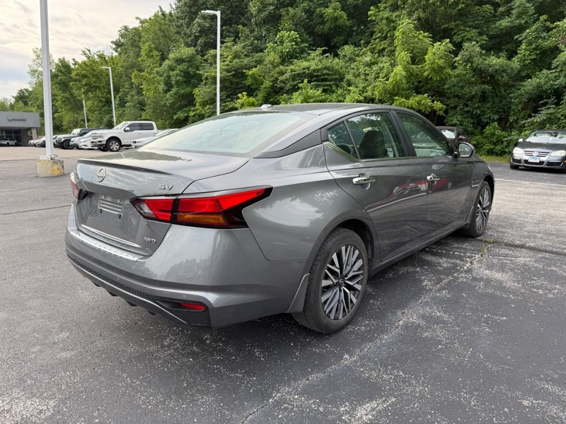 Nissan Altima Vehicle Image 11