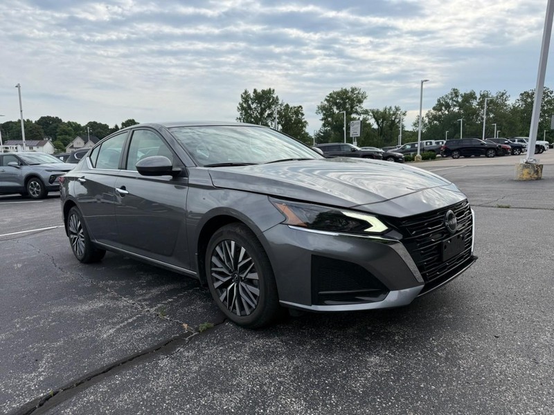 Nissan Altima Vehicle Image 12