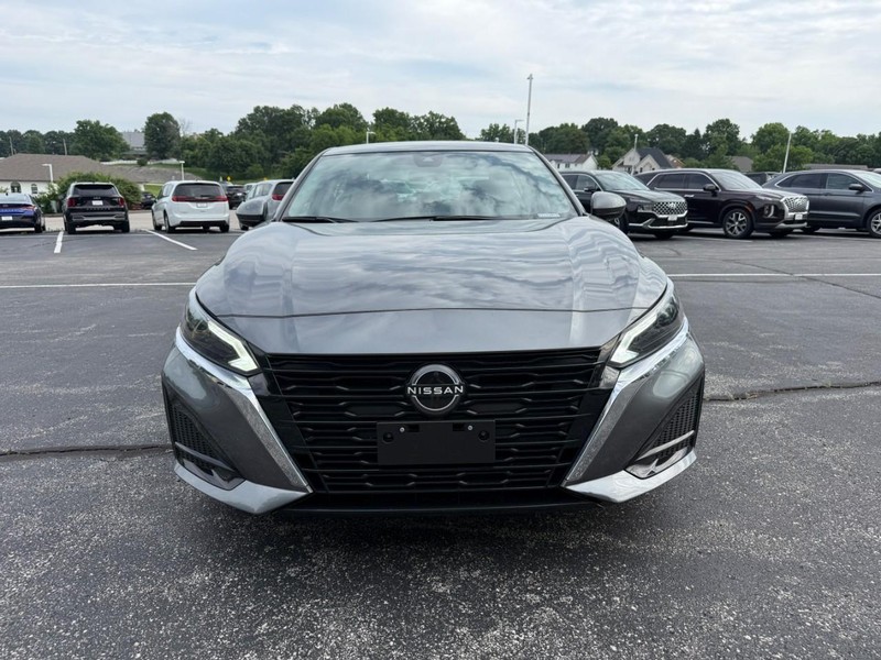 Nissan Altima Vehicle Image 13