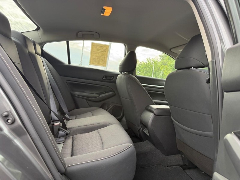 Nissan Altima Vehicle Image 14