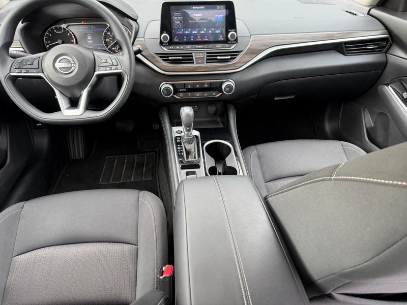 Nissan Altima Vehicle Image 15