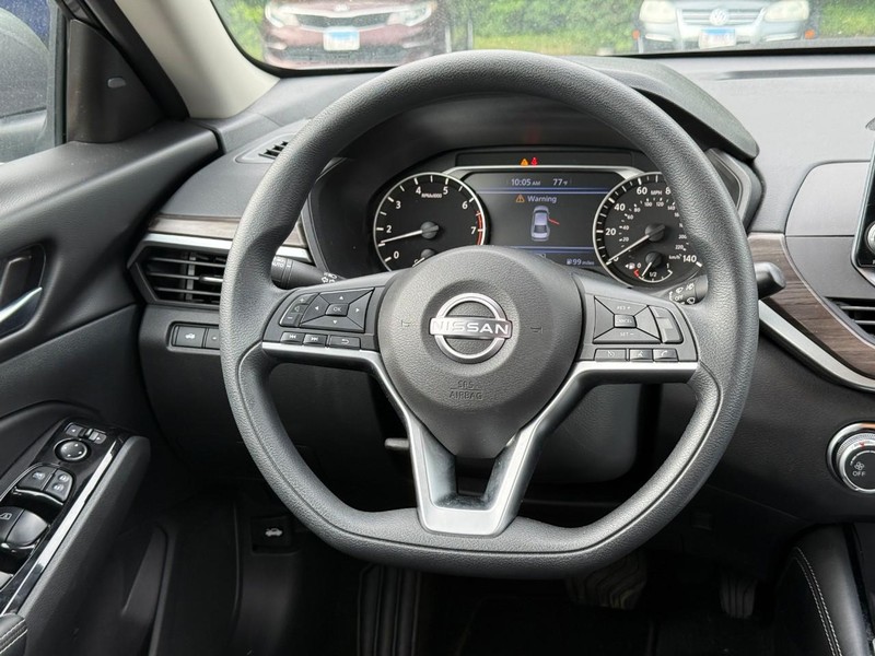 Nissan Altima Vehicle Image 16