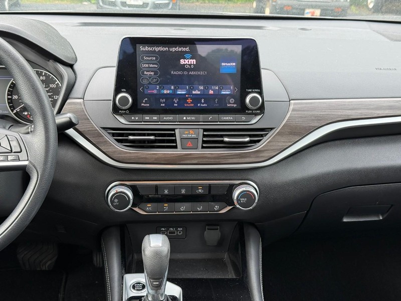 Nissan Altima Vehicle Image 17