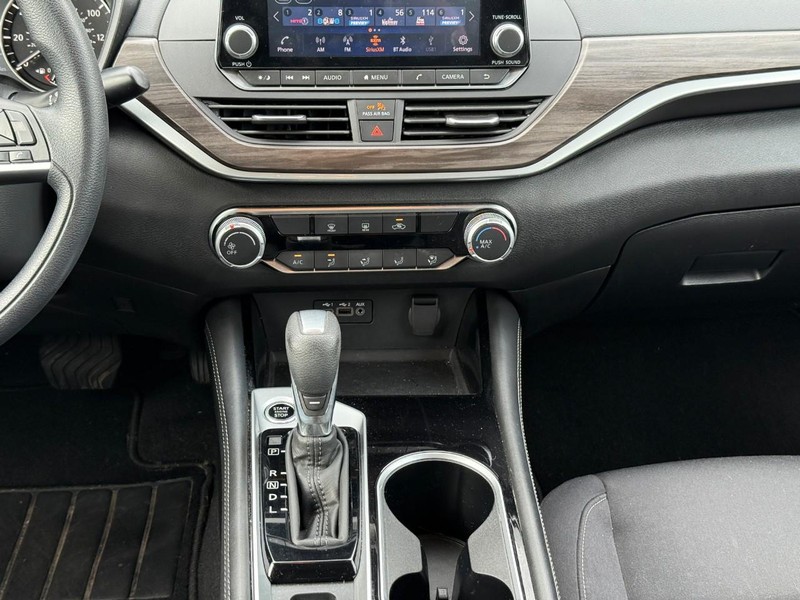 Nissan Altima Vehicle Image 18