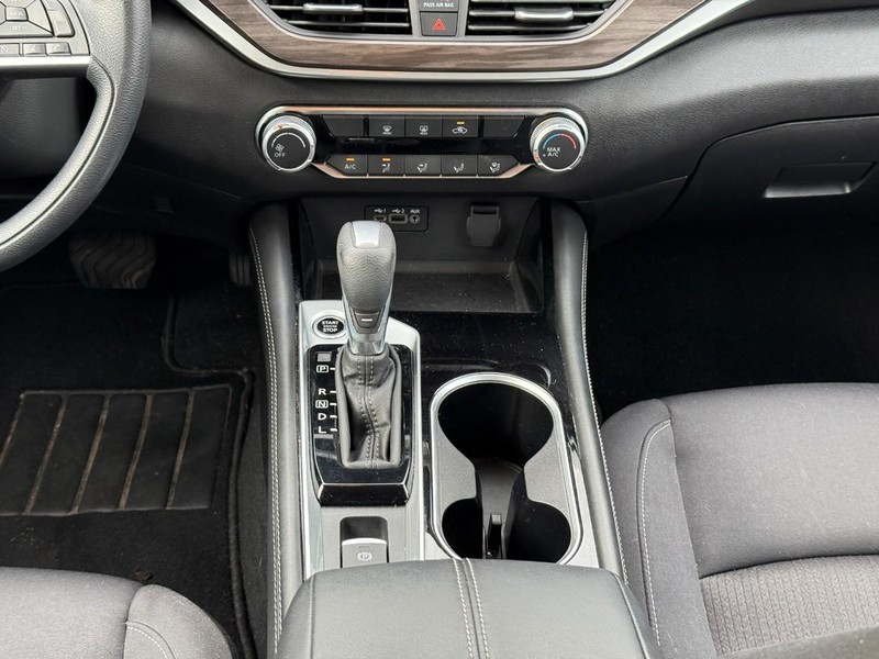 Nissan Altima Vehicle Image 19